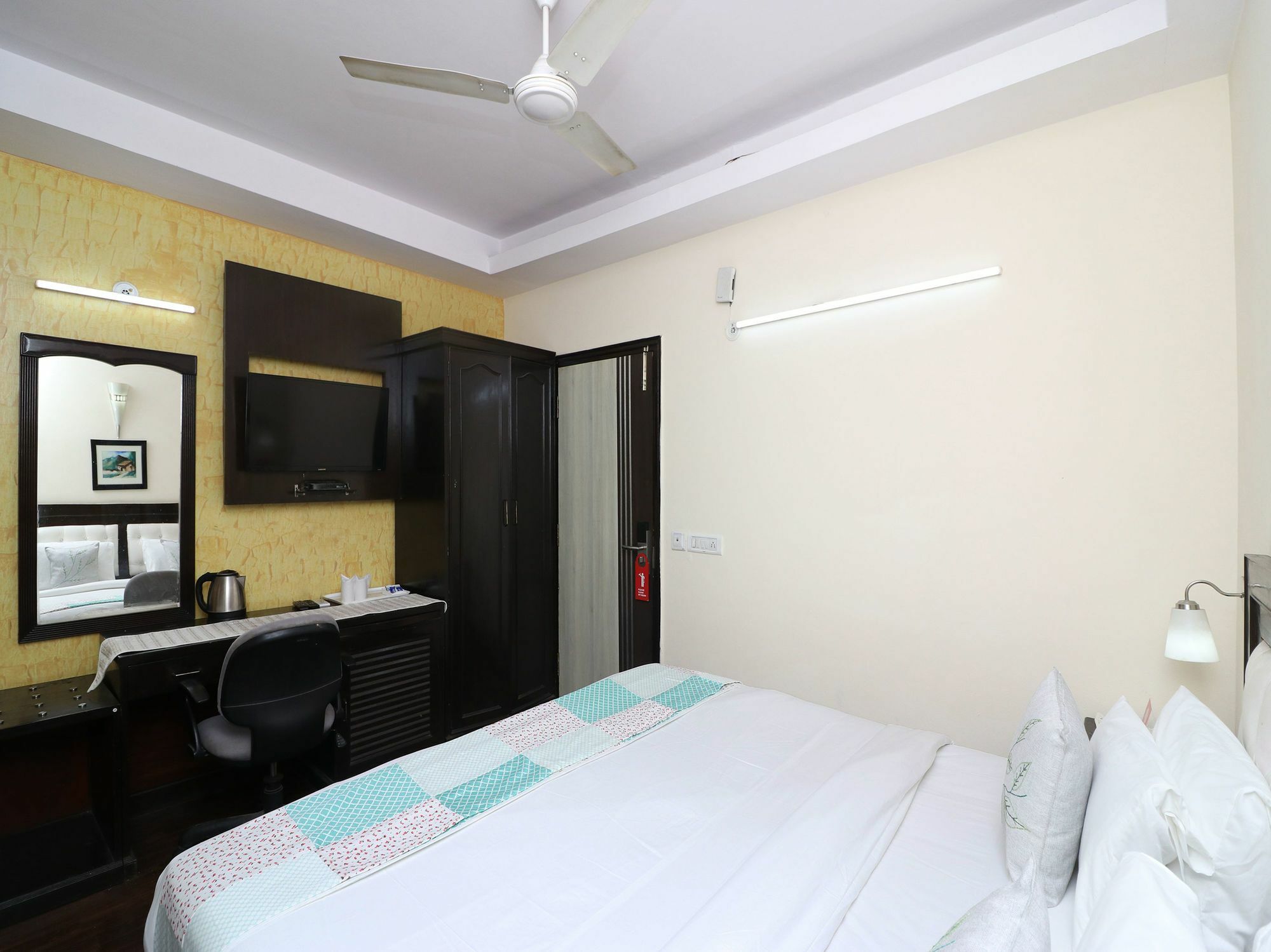 Oyo 13451 Star Corporate Avenue Hotel New Delhi Buitenkant foto