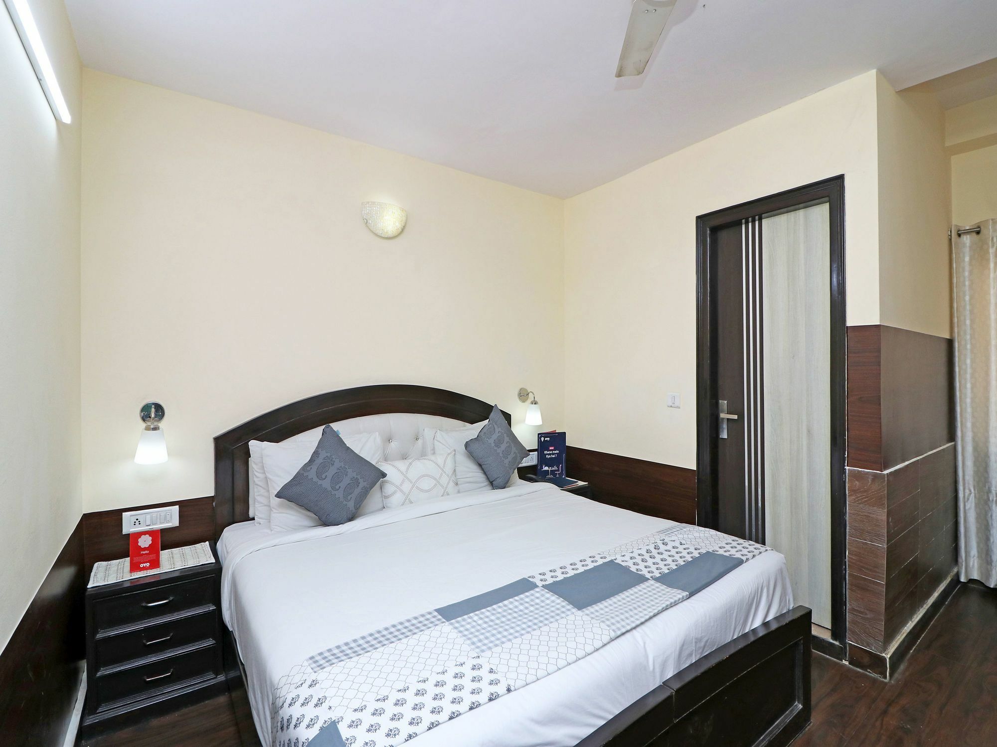 Oyo 13451 Star Corporate Avenue Hotel New Delhi Buitenkant foto