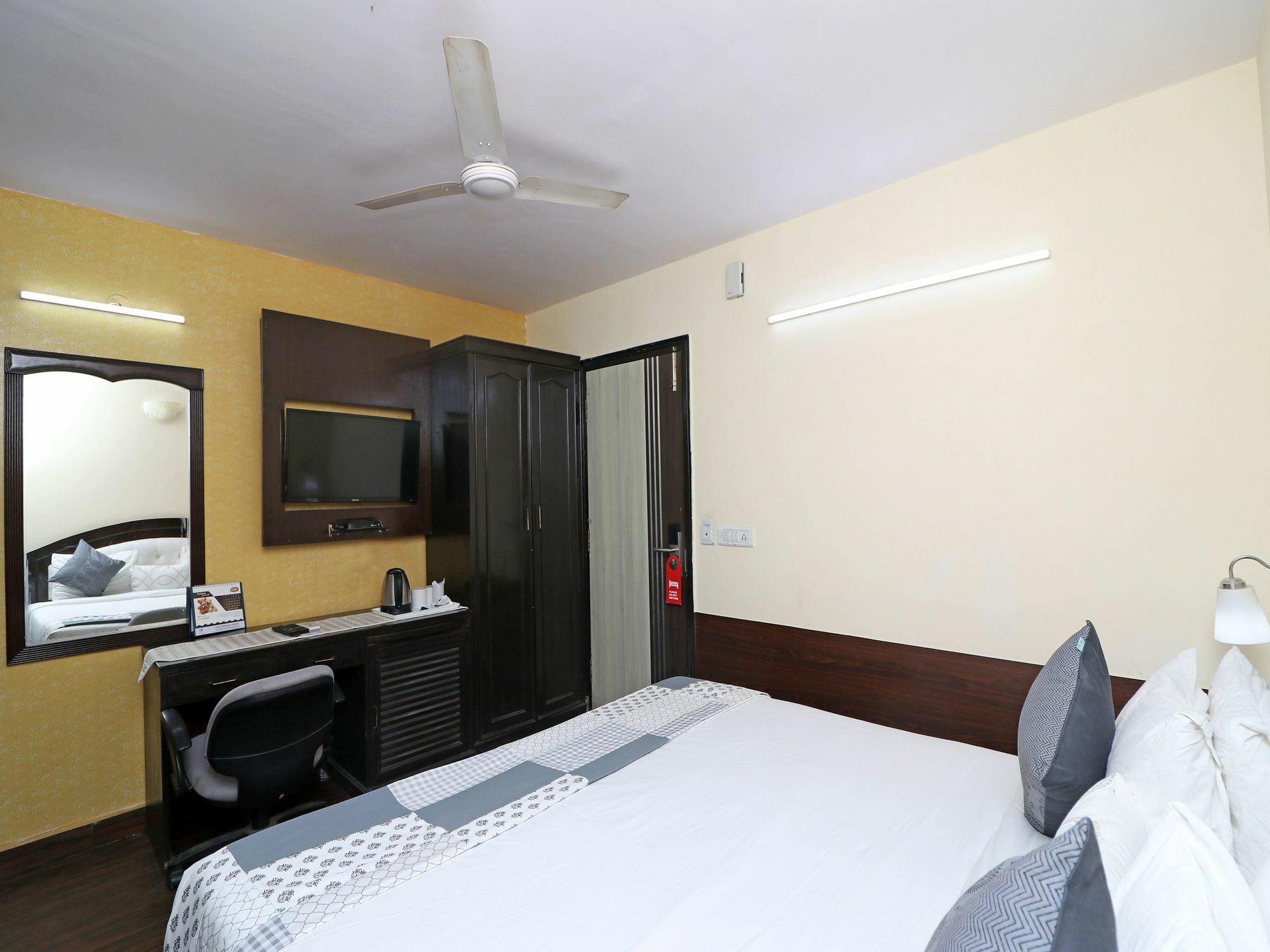 Oyo 13451 Star Corporate Avenue Hotel New Delhi Buitenkant foto