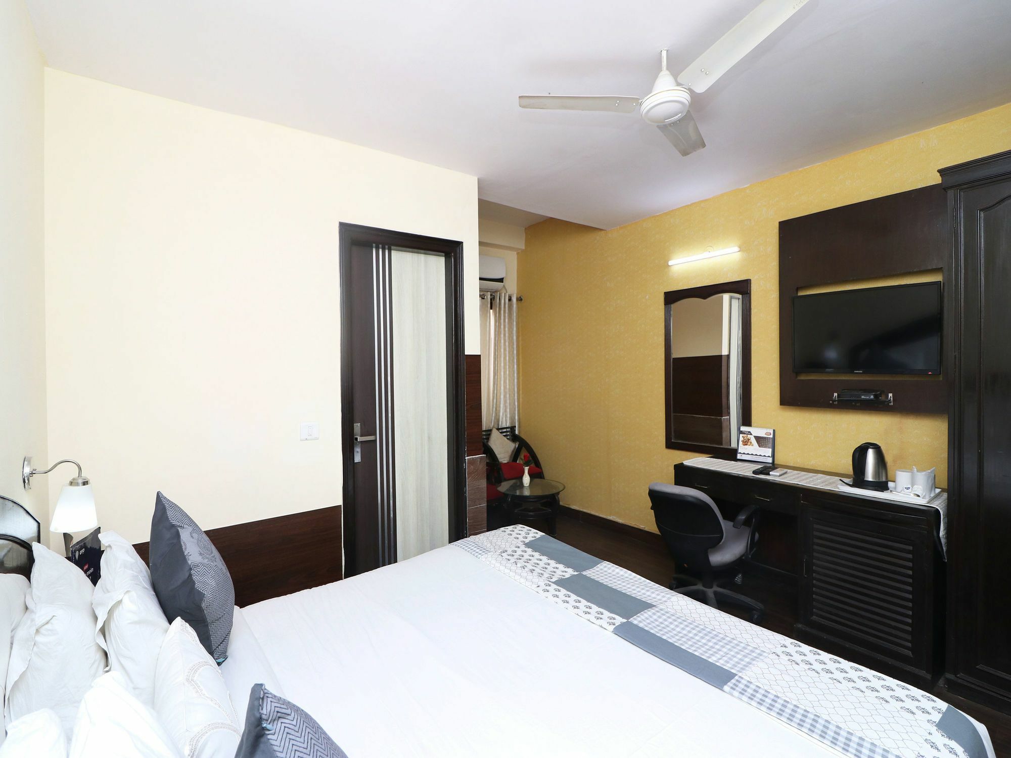 Oyo 13451 Star Corporate Avenue Hotel New Delhi Buitenkant foto